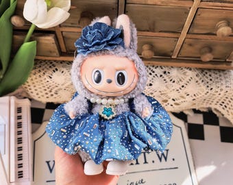 Labubu Outfit Blaues Blumenkleid Handgefertigtes Designers Minifigurenkostüm - Keine Puppe