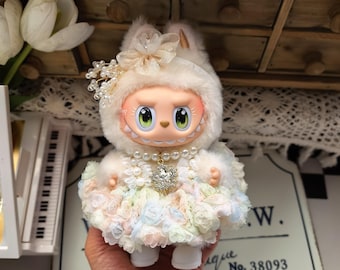 Weißes Pastel Rose Prinzessin Outfit für 17 cm Labubu Puppe, Handgefertigtes Florales Designer Kleid – Outfit nur