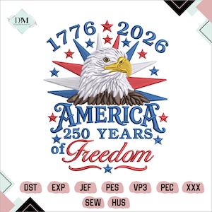 Può includere: Un disegno per ricamo con una testa di aquila calva dal becco giallo, circondata da stelle e raggi rossi, bianchi e blu. Il testo riporta 1776, 2026, AMERICA, 250 YEARS e of Freedom. I formati file elencati sono DST, EXP, JEF, PES, VP3, PEC, XXX, SEW, HUS.