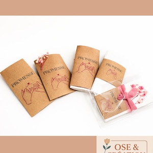 Peut inclure: Plusieurs petits paquets en papier brun avec le mot "PROMESSE" imprimé. Chaque paquet présente une illustration rouge de deux mains faisant un serment de fidélité. Certains contiennent des fleurs séchées.