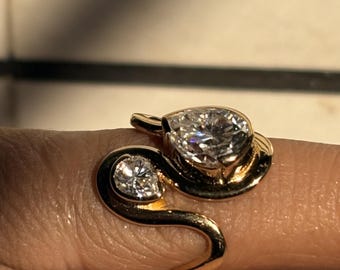 Anello Toi et Moi con moissanite a pera da 1,5 carati, montatura in oro giallo, design scultoreo a due pietre.
