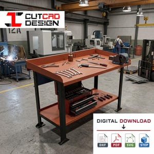 Pode incluir: Um arquivo de download digital para uma bancada de trabalho de metal com tampo cor de ferrugem e pernas pretas. A superfície da bancada contém várias ferramentas, incluindo um torno, chaves e paquímetros. Inclui formatos DXF, PDF, SVG e STEP.