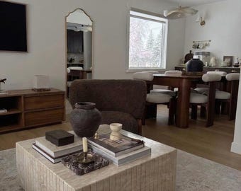 Stolik kawowy z trawertynu, minimalistyczne meble do salonu, stolik z kamienia naturalnego