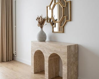 Consola minimalista de travertino: pieza de lujo de piedra natural para entrada y vestíbulo estrechos y escultural.