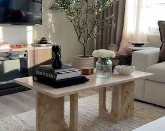 トラバーチンコーヒーテーブル – モダンなリビングルームのための彫刻的な台座付き大理石テーブル