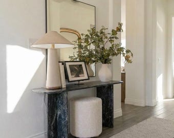 Mesa consola de mármol verde – Muebles de entrada y vestíbulo con diseño escultórico en piedra natural