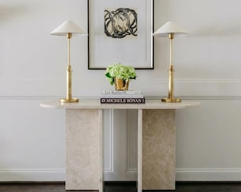 Mesa consola de travertino: mesa minimalista estrecha y escultural para recibidor y vestíbulo, ideal para interiores de lujo con mobiliario natural.