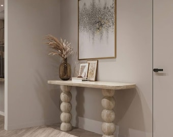 Consola minimalista de travertino: mesa escultural estrecha para recibidor y vestíbulo, ideal para interiores de lujo.