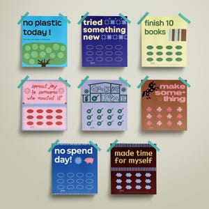 Op de afbeelding: Negen kleurrijke posters met tekst en illustraties zijn op een lichtbeige muur geplakt. De posters bevatten zinnen als "no plastic today!", "tried something new" en "finish 10 books". Elke poster heeft een uniek ontwerp en kleurenschema.