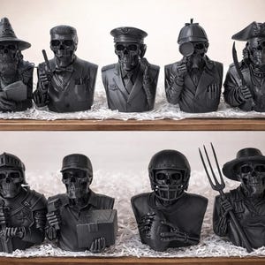 以下が含まれることがあります： さまざまな職業やキャラクターに扮した、黒い頭蓋骨の胸像のコレクション。木製の棚に配置され、ウィザード、探偵、海賊など、それぞれがユニークなスタイルです。
