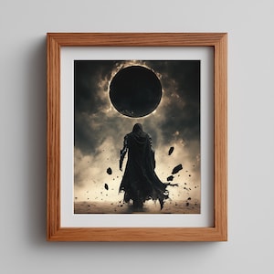 Puede incluir: Una taza de cerámica blanca con un asa negra y el texto "But First, Coffee" en negrita negra. La taza se encuentra sobre un fondo borroso, sugiriendo un ambiente acogedor.