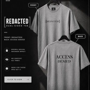 Può includere: Una t-shirt grigio melange a maniche corte mostrata su due grucce. La parte anteriore presenta il testo [REDACTED] in nero, mentre il retro mostra il testo ACCESS DENIED in nero. La maglietta è presentata in un layout grafico con del testo.