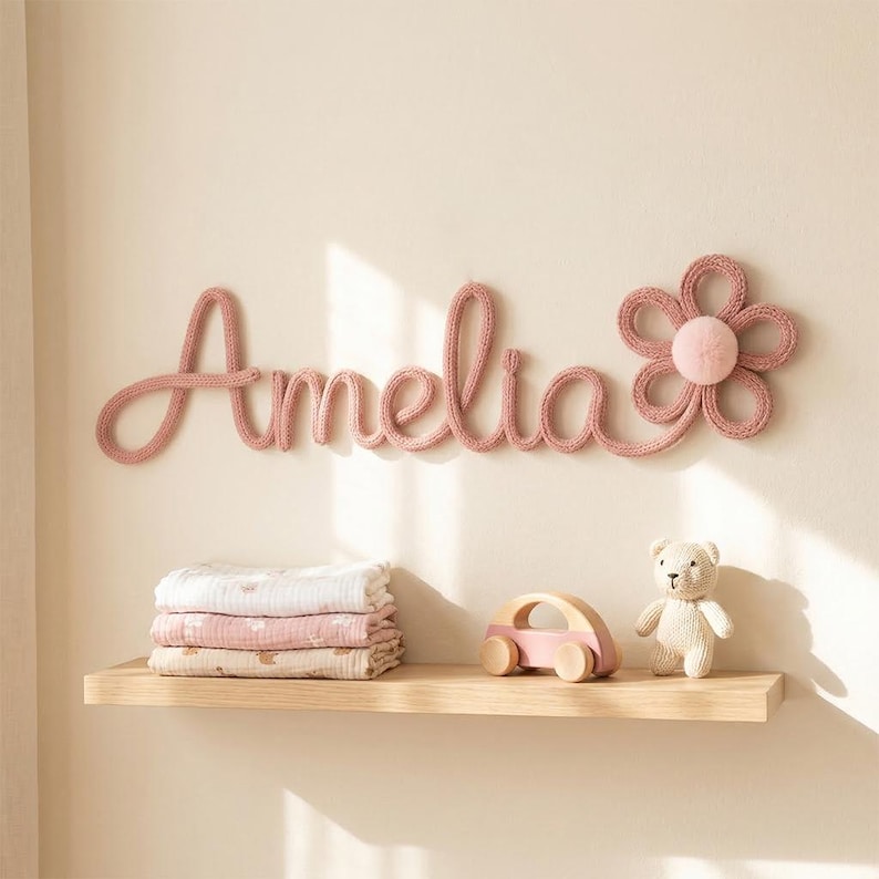 K&ouml;nnte beinhalten: Rustikales Holzschild mit dem Text "Welcome to our home" in handschriftlichem Stil. Das Schild hat eine Used-Optik und ein schlichtes, einladendes Design, ideal f&uuml;r die Eingangsbereichsdekoration.