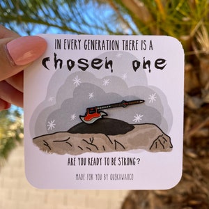 Buffy the Vampire Slayer Scythe Emaille Pin Sind Sie bereit, stark zu sein? | Weihnachtsgeschenk | Nerdige Geschenk | Erschwingliche Wichteln