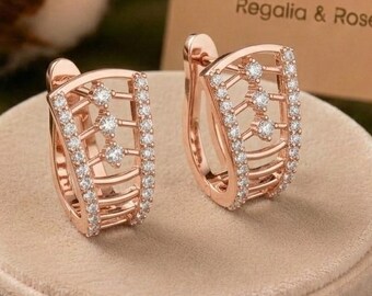 モアッサナイト透かし彫りフープピアス、ダイヤモンドアクセントハギーピアス、ローズゴールドブライダルジュエリー、エレガントなウェディング