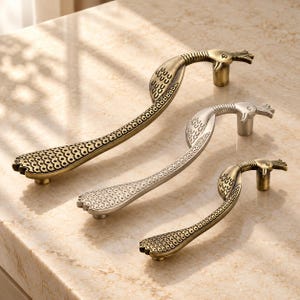 Peacock Handle, Antique Brass Cabinet Hardware, Vintage Bird Detail (1 pc)