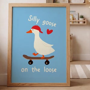 Ilustração "Ganso Bobo à Solta", Decoração Divertida para Quarto de Bebê, Desenho à Mão para Sala de Jogos Infantil (Download Digital)