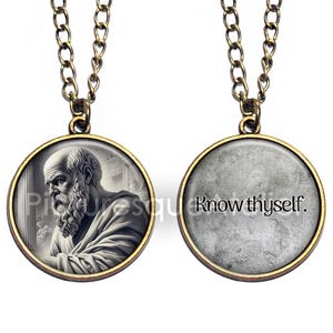 Può includere: Una collana con pendente rotondo con catena color bronzo. Un lato del pendente presenta un'immagine in bianco e nero di un filosofo. L'altro lato riporta la scritta "Know thyself". Il pendente misura circa 3,8 cm di diametro.