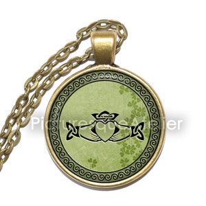 Collier THE CLADDAGH, symbole, amour, loyauté, amitié, affection, Irlande, collier pendentif art, pendentif en verre