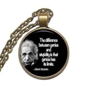 以下が含まれることがあります： アルバート・アインシュタインの白黒写真と彼の言葉「天才と愚かさの違いは、天才には限界があるということだ。」が書かれた、黒い丸いペンダントネックレス。