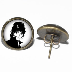 Może przedstawiać: Para brązowych kolczyków z obrazkiem czarno-białym twarzy kobiety na jednym kolczyku. Drugi kolczyk to prosty brązowy kolczyk.