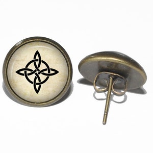 Op de afbeelding: Een paar bronzen oorbel studs met een zwart Keltisch knoopontwerp op een crème achtergrond.