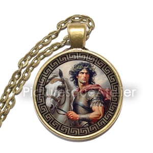 Può includere: Una collana d'oro con un ciondolo rotondo che presenta un dipinto di un uomo in armatura con un cavallo bianco. Il ciondolo ha un bordo a chiave greca.