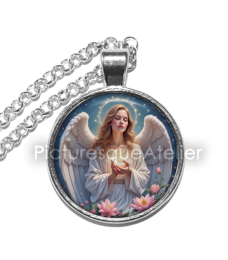 Pu&ograve; includere: Collana con pendente argentato con un ciondolo rotondo raffigurante un angelo. L'angelo ha i capelli biondi, ali bianche e tiene in mano un globo luminoso. Il ciondolo &egrave; circondato da una cornice argentata e da una catena sottile. Testo: "Picturesque Atelier".