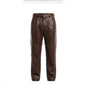 Op de afbeelding: Donkerbruine broek met een opvallende reliëfstructuur van krokodillenleer. Deze broek heeft een gestructureerde tailleband met knoopsluiting, een ritssluiting aan de voorzijde en subtiele plooien bij de taille, uitlopend in een recht model.