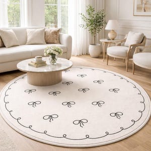 Può includere: Un set di tre tazze in ceramica con finitura opaca e macchiettata. Le tazze sono nei toni del crema, marrone chiaro e marrone scuro. Ogni tazza ha un design semplice e minimalista.
