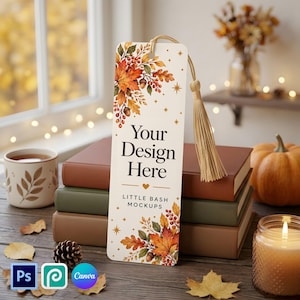 Könnte beinhalten: Ein vertikales, rechteckiges Lesezeichen mit cremefarbenem Hintergrund, verziert mit herbstlichen Illustrationen aus Ahornblättern, Eicheln und Beeren oben und unten. Der Text lautet Your Design Here und LITTLE BASH MOCKUPS, mit beiger Quaste.
