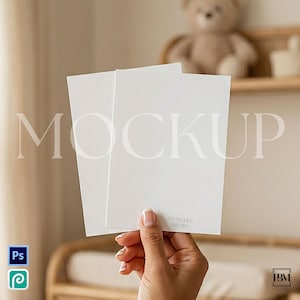 Puede incluir: Dos tarjetas rectangulares blancas en blanco sostenidas por una mano, con la palabra "MOCKUP" en texto grande y claro en las tarjetas. Las tarjetas están etiquetadas como "5x7 inches PSD JPG". Un oso de peluche y una estantería de madera están en el fondo.