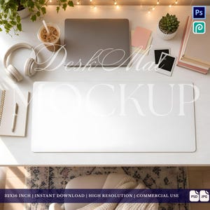 Peut inclure: Un tapis de bureau blanc rectangulaire présenté en maquette au centre d'un espace de travail. La scène comprend un ordinateur portable, un casque, une plante succulente, un carnet avec un stylo et deux petits cadres photo. Le texte Desk Mat MOCKUP est superposé.
