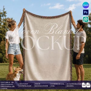 Puede incluir: Una manta tejida rectangular grande con un centro de color crema sólido y un borde con flecos multicolor. La manta se sostiene verticalmente, mostrando una superficie de tela texturizada. El texto Woven Blanket MOCKUP está superpuesto.