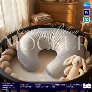 Puede incluir: Una almohada de lactancia gris claro en forma de media luna colocada dentro de una cuna negra redonda. La cuna cuenta con un protector trenzado beige y un peluche de conejo color crema. El texto Nursing Pillow MOCKUP aparece superpuesto.