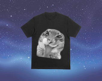 以下が含まれることがあります： 黒いTシャツ。リスが唇を舐めているグレースケール画像が特徴です。リスの顔が焦点で、目と舌がはっきりと見えます。Tシャツは星空の背景に配置されています。