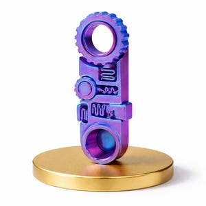 Op de afbeelding: Een veelkleurig, metalen fidget-speeltje met een tandwielvormige bovenkant en een cirkelvormige opening. De behuizing heeft ingewikkelde ontwerpen en is gemonteerd op een goudkleurige cirkelvormige basis. De kleur gaat over van paars naar blauw.