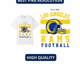 Può includere: Maglietta bianca con un design di football dei Los Angeles Rams. Il design include un casco blu e giallo, le parole "LOS ANGELES" e "RAMS FOOTBALL", e il testo "EST. 1937". L'immagine mostra anche il design su sfondo bianco.