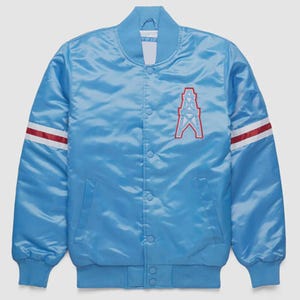 Könnte beinhalten: Hellblaue Satin-Bomberjacke mit Knopfleiste, gerippten Bündchen und Kragen. Mit rot-weiß gestreiften Details an den Ärmeln und einem rot-blau gestickten Buchstaben "A" auf der Brust.