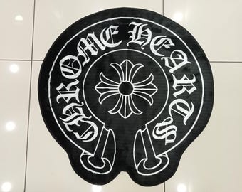 Tapete cromado, tapete inspirado no cromado, tapete redondo cromado, tapete com cruz, cruz gótica, estilo gótico cromado Y2K, cruz cromada, tapete personalizado