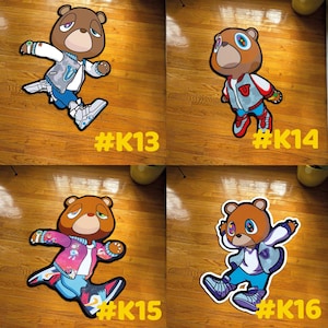 Pode incluir: Quatro figuras de ursos de desenho animado em diferentes roupas, cada uma com um esquema de cores &uacute;nico, s&atilde;o exibidas em um piso de madeira. Cada urso tem uma express&atilde;o facial distinta e est&aacute; usando t&ecirc;nis. As figuras s&atilde;o rotuladas com os n&uacute;meros #K13, #K14, #K15 e #K16.