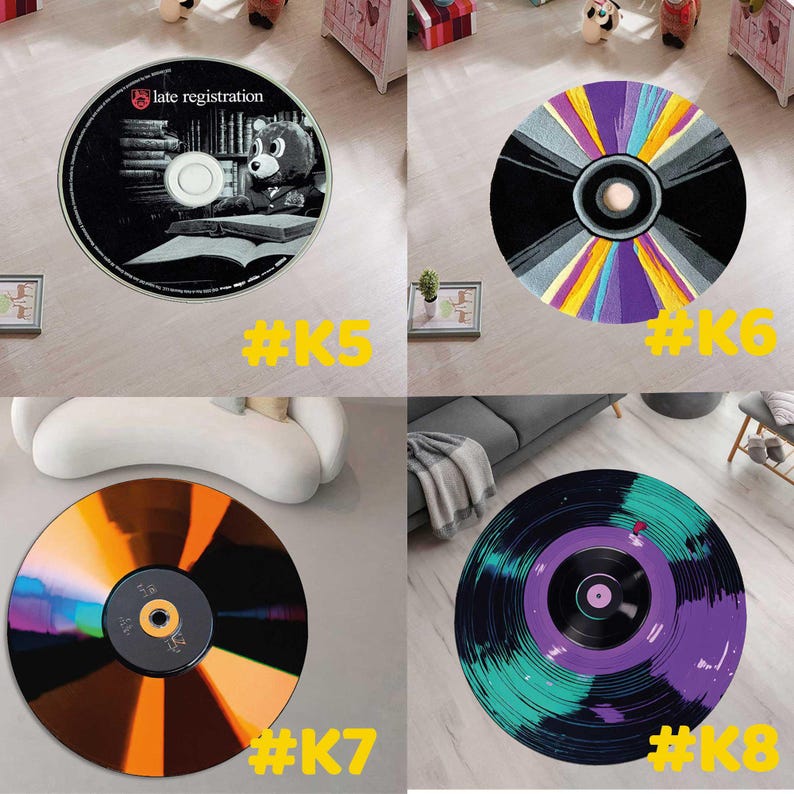 Pode incluir: Quatro tapetes redondos com design de CD ou disco de vinil. Um tapete apresenta uma imagem a preto e branco com o texto "late registration" e um urso. Outros tapetes t&ecirc;m designs coloridos em preto, roxo, amarelo e verde-azulado.