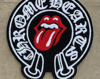 Tapete cromado, tapete inspirado no cromado, tapete redondo cromado, tapete com cruz, cruz gótica, estilo gótico cromado Y2K, cruz cromada, tapete personalizado