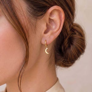 Eleganta örhängen med stjärna och måne i 925 sterlingsilver, fina omaka droppar, små måne- och stjärnringar