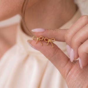 Guldpläterade örhängen med rosett, brudtärnebröllopssmycken, flugaörhängen, enkla vardagsörhängen, present till henne