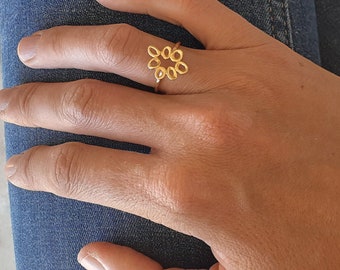 Gold flower ring , Delicate minimalist ring