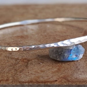 Bracciale bangle minimalista in argento sterling.