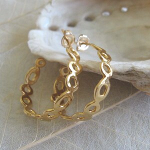 Gouden hoepel oorbellen, organische oorbellen, gouden cirkel oorbellen, gouden boho oorbellen, minimalistische oorbellen, gehamerde hoepels