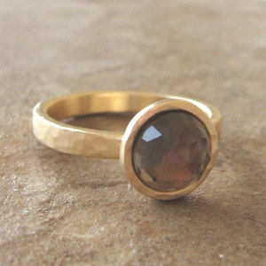 Anello in oro con martello al quarzo fumé