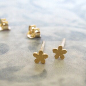 14K Solid Gold winzige Blumen Ohrstecker